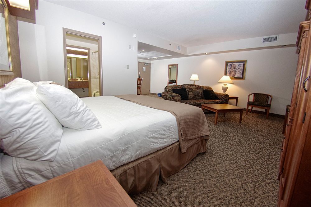 Clarion Hotel & Suites Brandon Exterior photo