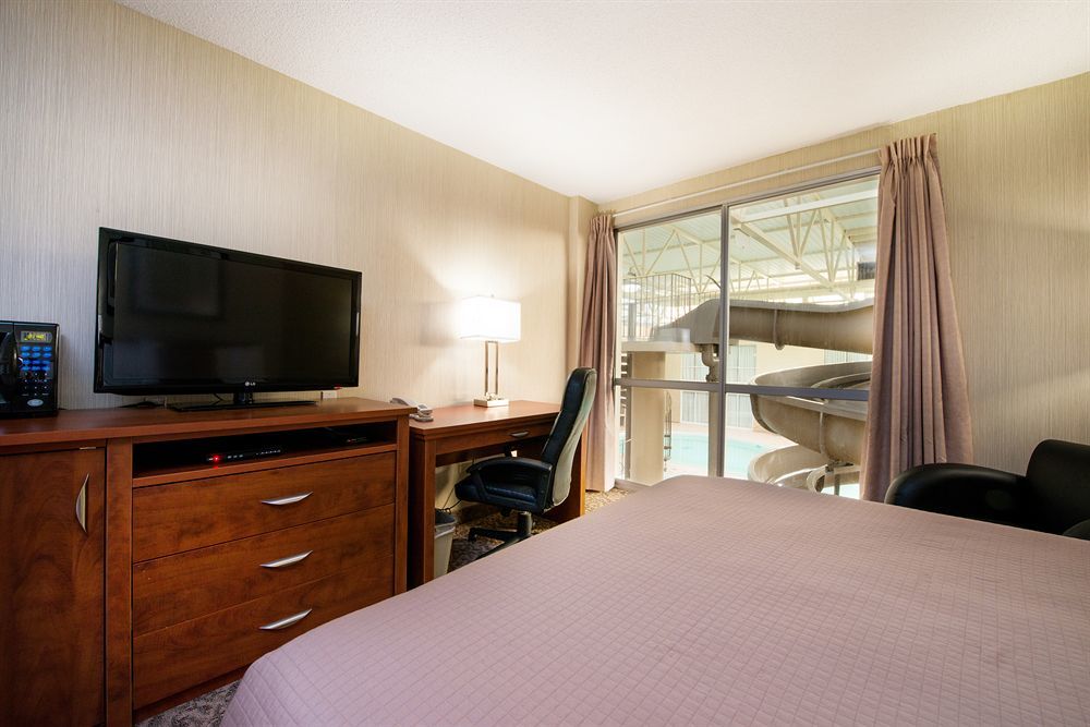 Clarion Hotel & Suites Brandon Exterior photo